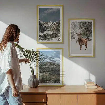 Keretezett kép szett hálószobába havas hegyek és erdő tájképpel