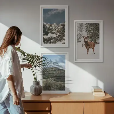 Keretezett kép szett hálószobába havas hegyek és erdő tájképpel