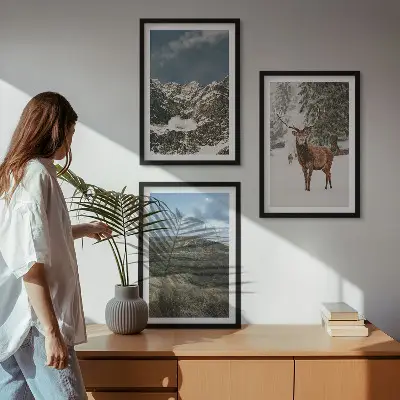Keretezett kép szett hálószobába havas hegyek és erdő tájképpel