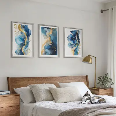 Kék absztrakt mintás keretezett képszett hálószobába 