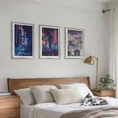 Éjszakai város neonfényei keretezett képszett hálószobába