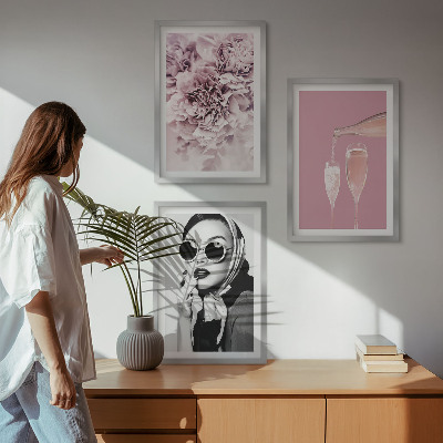 Keretezett kép szett hálószobába Rózsa virágok és egy elegáns hölgy