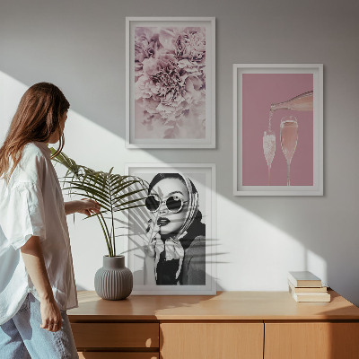 Keretezett kép szett hálószobába Rózsa virágok és egy elegáns hölgy