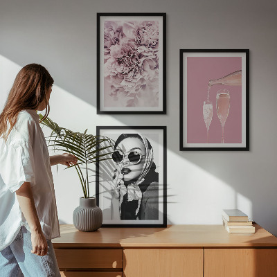 Keretezett kép szett hálószobába Rózsa virágok és egy elegáns hölgy