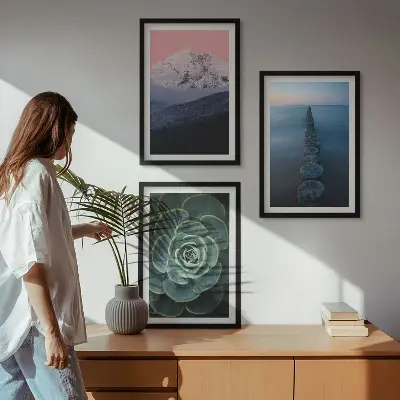 Keretezett kép szett hálószobába hegyek, rózsaszín ég, víz és pozsgás mintával