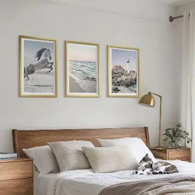Keretezett kép szett hálószobába lovak, strand, világítótorony és hullámok mintával