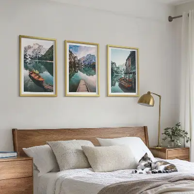 Keretezett képszett hálószobába tó, hegyek, csónakok és házikó motívummal
