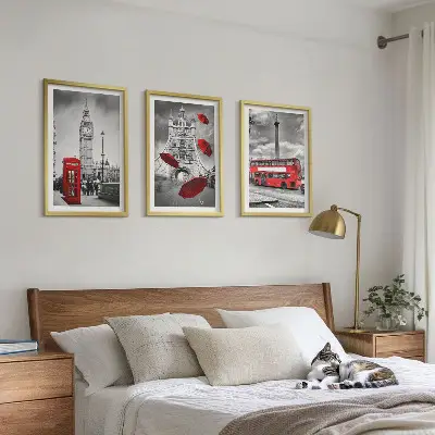 Keretezett képszett hálószobába piros esernyőfülkével és londoni busszal