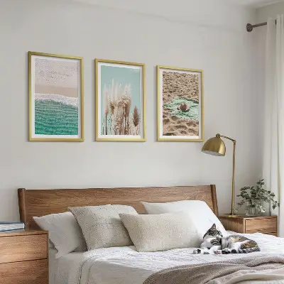 Strandhullámos fűkalap keretezett képszett hálószobába