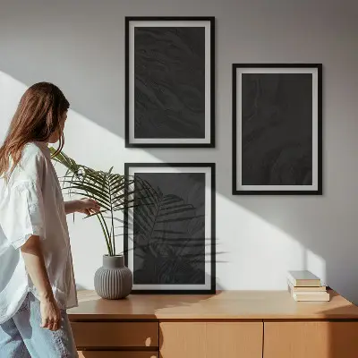 Keretezett képszett hálószobába sötét márvány elegáns textúrákkal