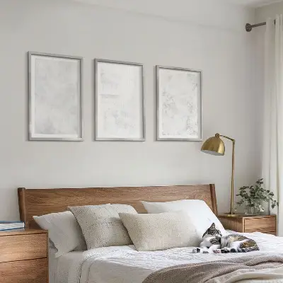 Keretezett képszett hálószobába fehér foltos minimalista háttérrel