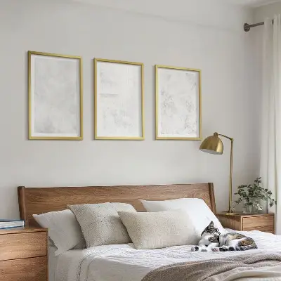 Keretezett képszett hálószobába fehér foltos minimalista háttérrel