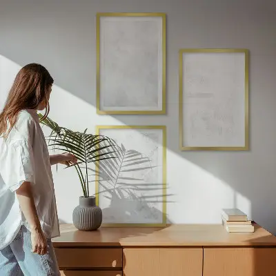 Keretezett képszett hálószobába fehér foltos minimalista háttérrel