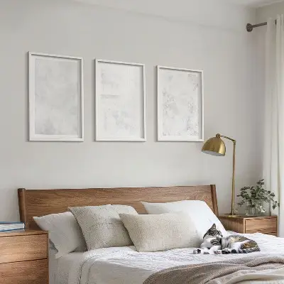 Keretezett képszett hálószobába fehér foltos minimalista háttérrel