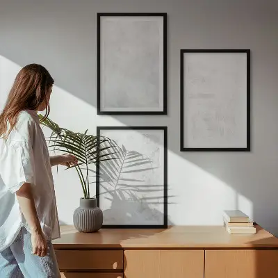 Keretezett képszett hálószobába fehér foltos minimalista háttérrel