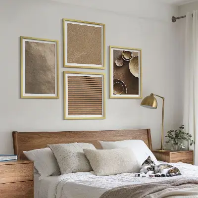 Modern kőépítmények keretezett poliptichon