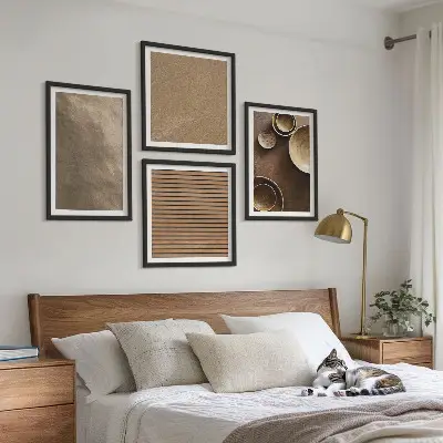 Modern kőépítmények keretezett poliptichon