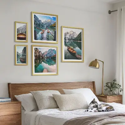 Nyugodt tavak és fa csónakok prémium keretezett kép