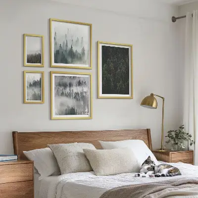 Képszett nappaliba ködös tájak zöld erdőivel