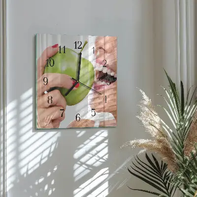 Négyzet alakú üvegóra Alma