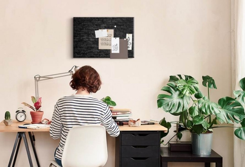 mit akaszt az asztala fölé