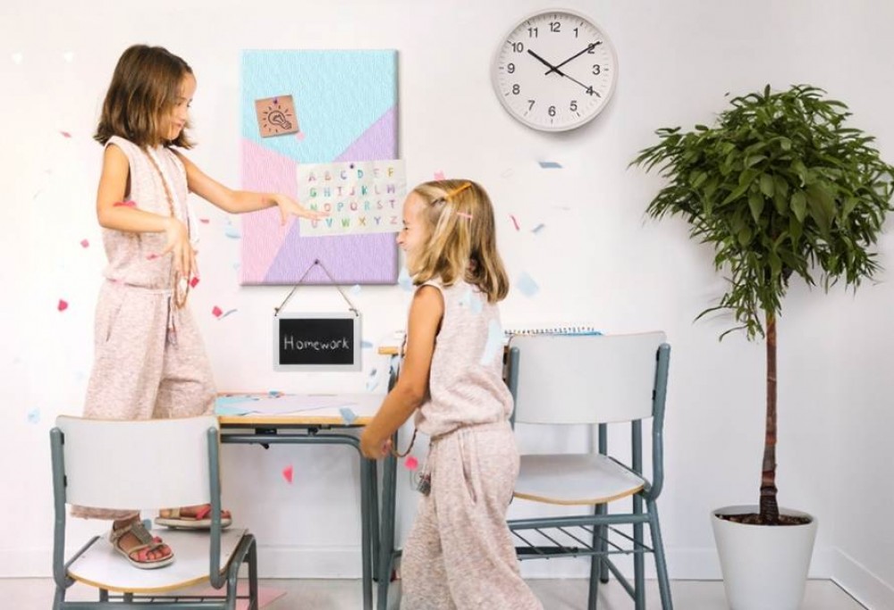 mit akaszt az asztala fölé