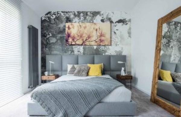 A művészet találkozik a térrel: hogyan elevenítik fel a boho festmények a loft belső tereket