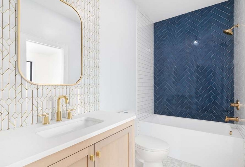 csempe egy kis fürdőszobába