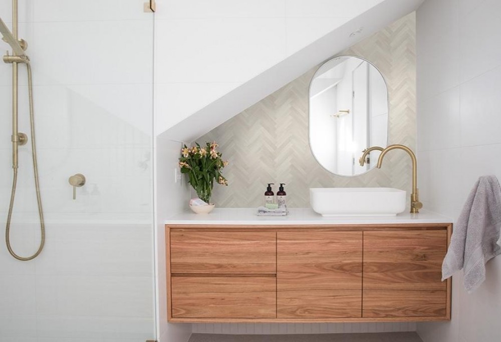 csempe egy kis fürdőszobába