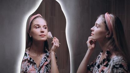 Hogyan lehet optikailag nagyítani egy ablak nélküli kis fürdőszobát?
